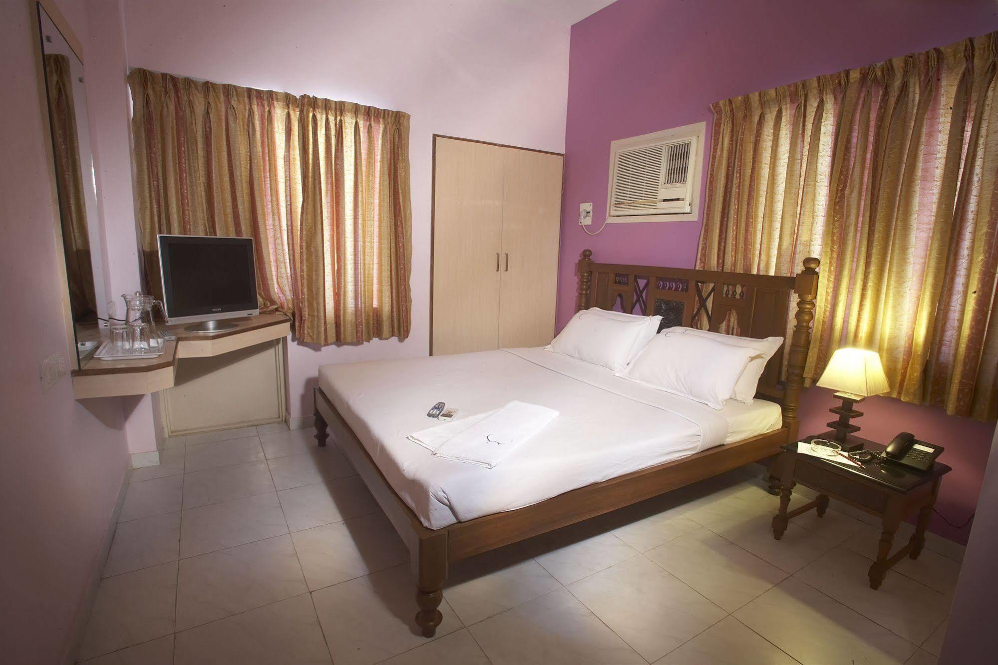 Hotel Crescent Inn Chennai Exterior foto