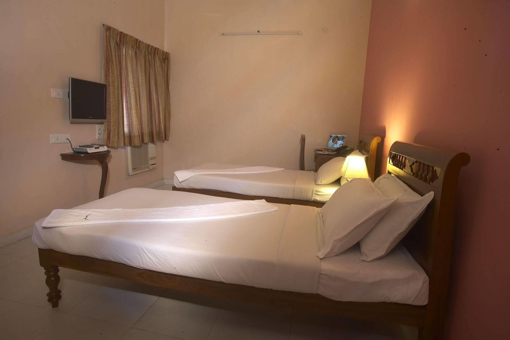 Hotel Crescent Inn Chennai Exterior foto