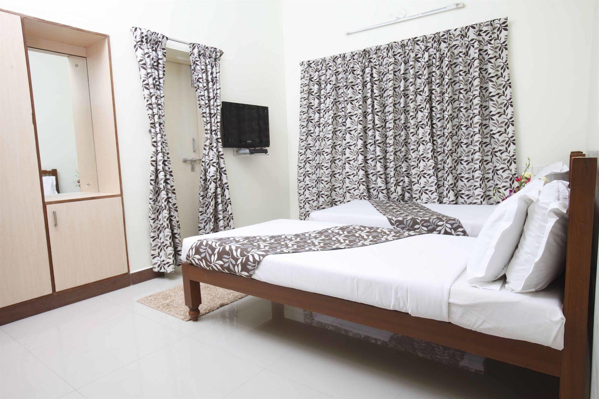 Hotel Crescent Inn Chennai Exterior foto